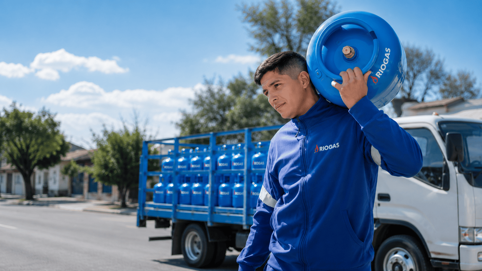 Repartidor de El Duende Supergás con una garrafa Riogas junto al camión de reparto